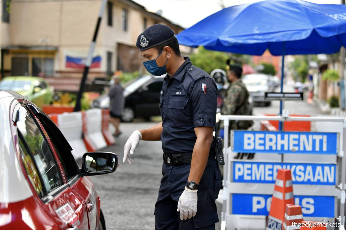 The enhanced movement control order (EMCO) at the Sri Sabah flats in Cheras, Kuala Lumpur as seen on Saturday (July 3). Kuala Lumpur saw 1,550 new cases today (July 6). (Photo by Sam Fong/The Edge)